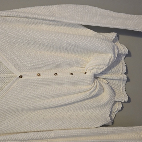 Out from under long sleeve - Picture 3 of 5